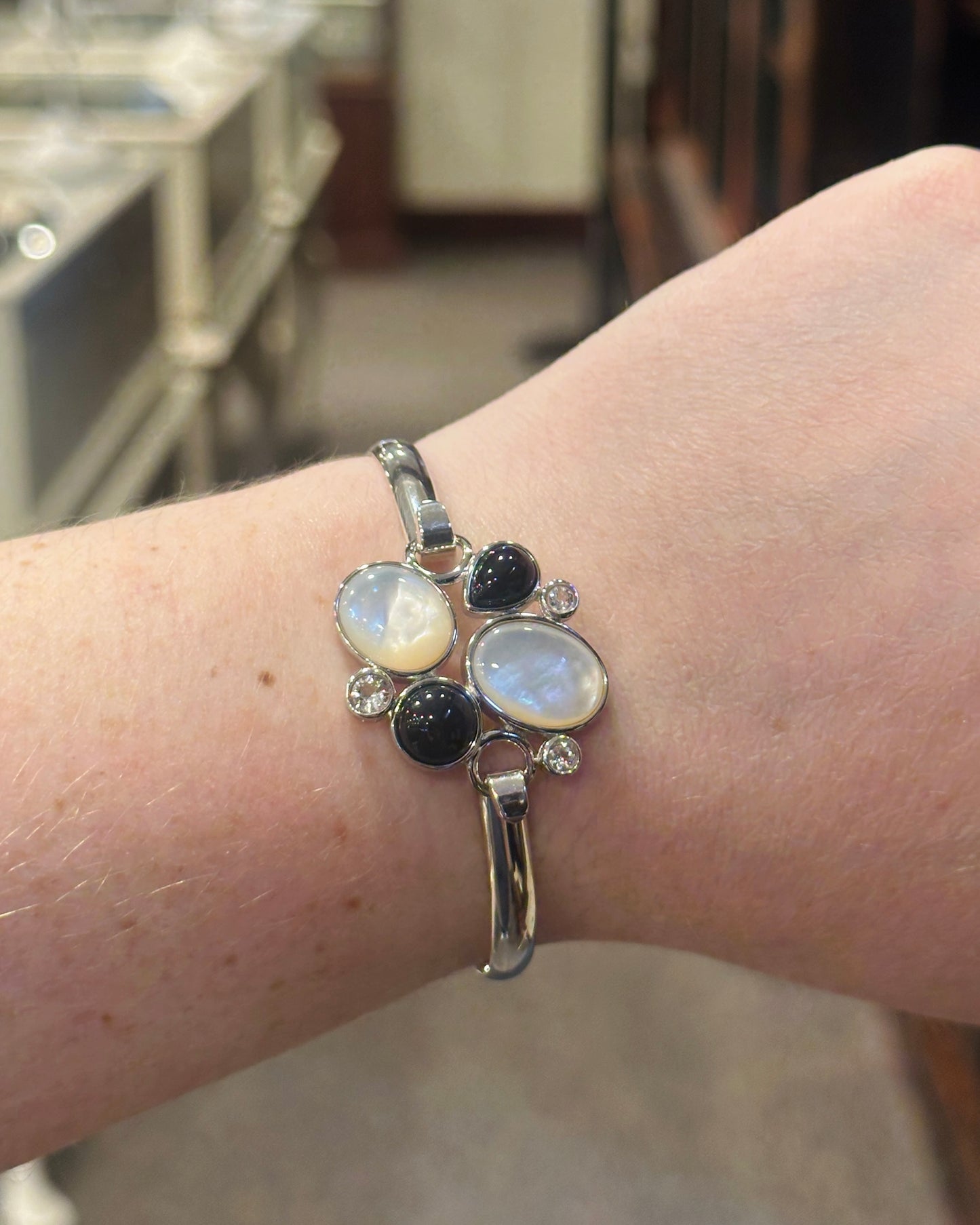 SS Pebbles MOP & B Agate Clasp SB5873BW