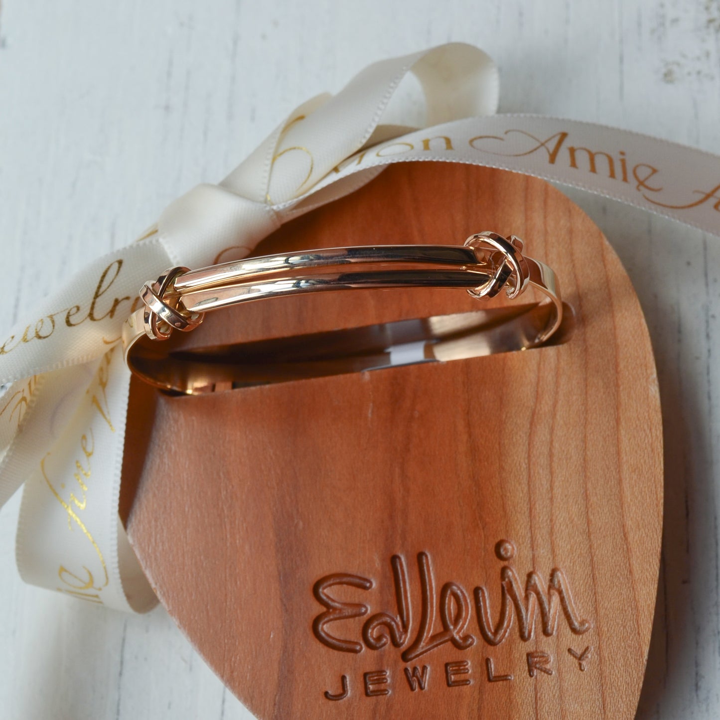 14kY Kiss Bracelet BR67522-LM