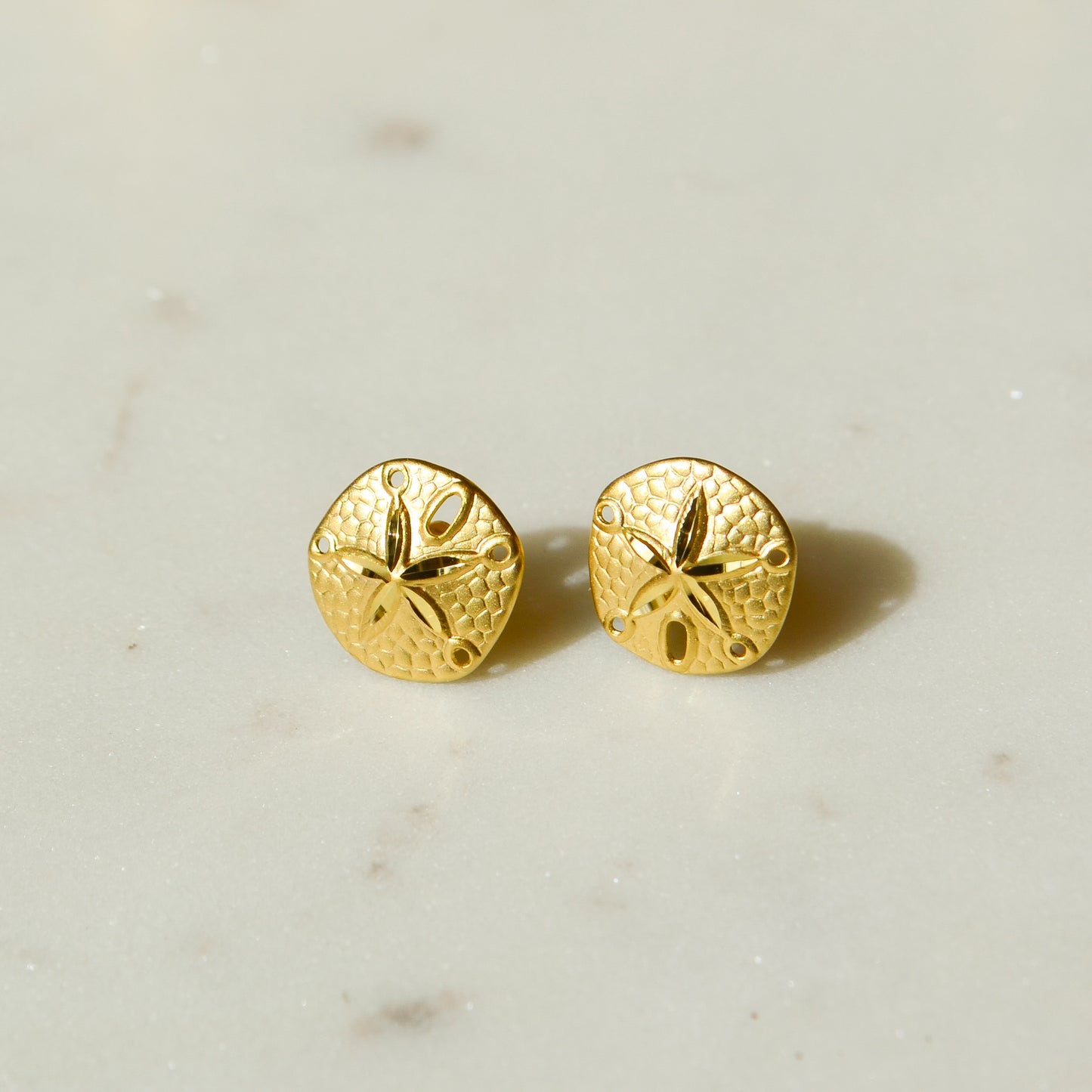 14kY Sand Dollar Earring 02/190