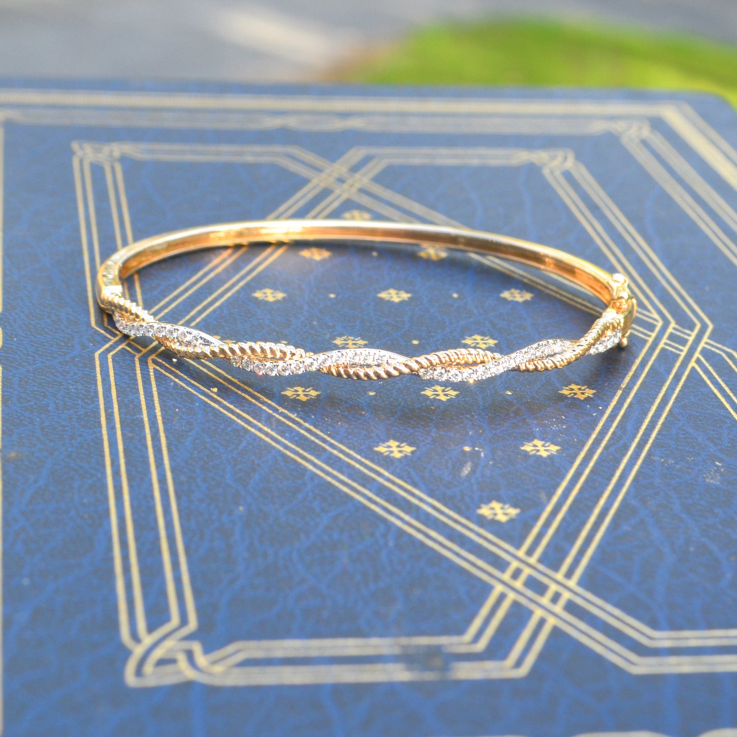 14kY .54cttw Diamond Twist Bangle SC55025550RDZM