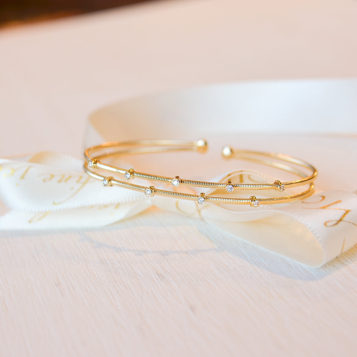 14kY .10cttw Diamond Bezel Scatter Flexible Bangle B22001252ZS