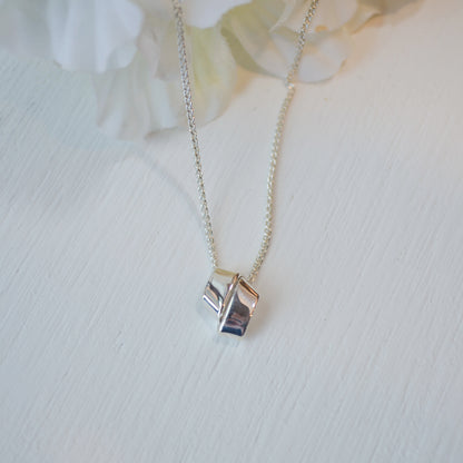 SS Love Knot Necklace PE68012