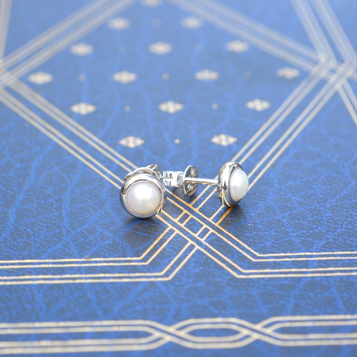 14kW Cultured Pearl Bezel Stud SC55025172