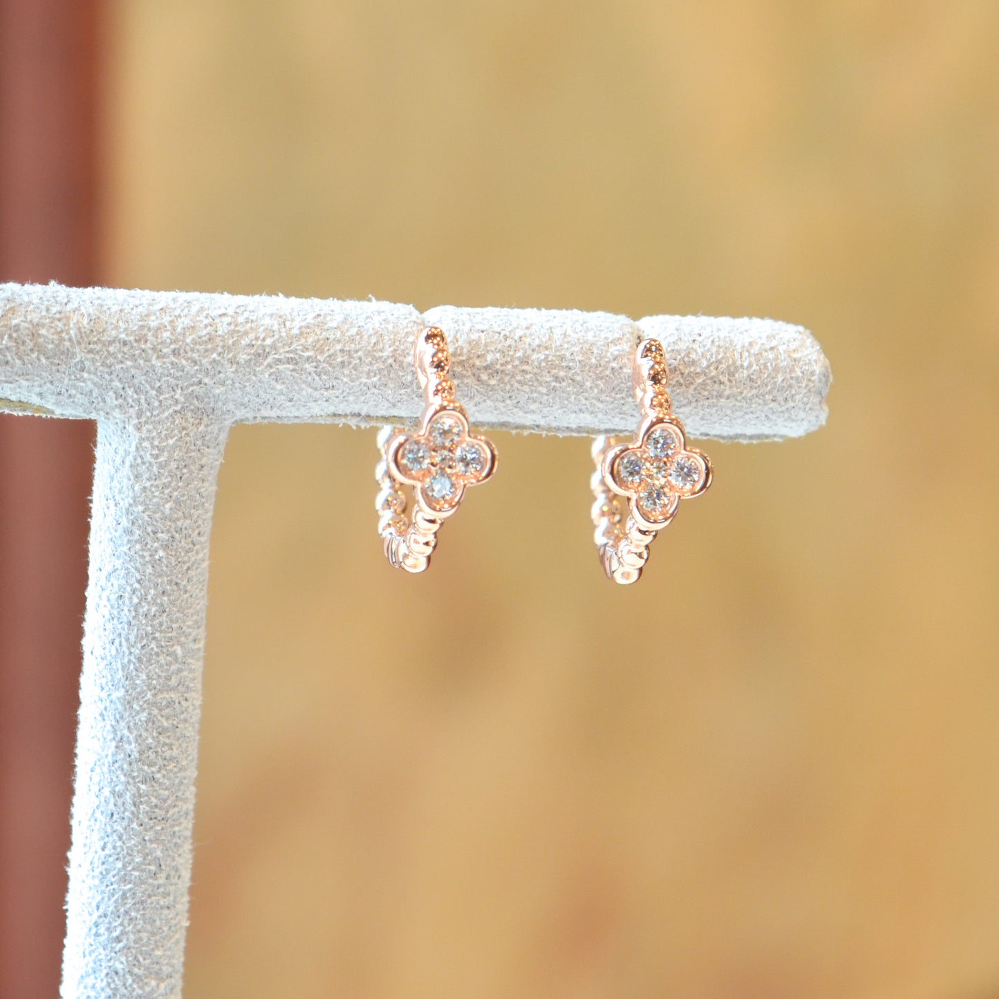 14kR .10cttw Diamond Clover Huggie SC22008924