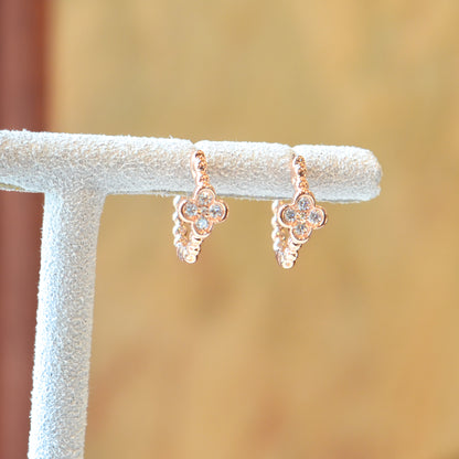 14kR .10cttw Diamond Clover Huggie SC22008924