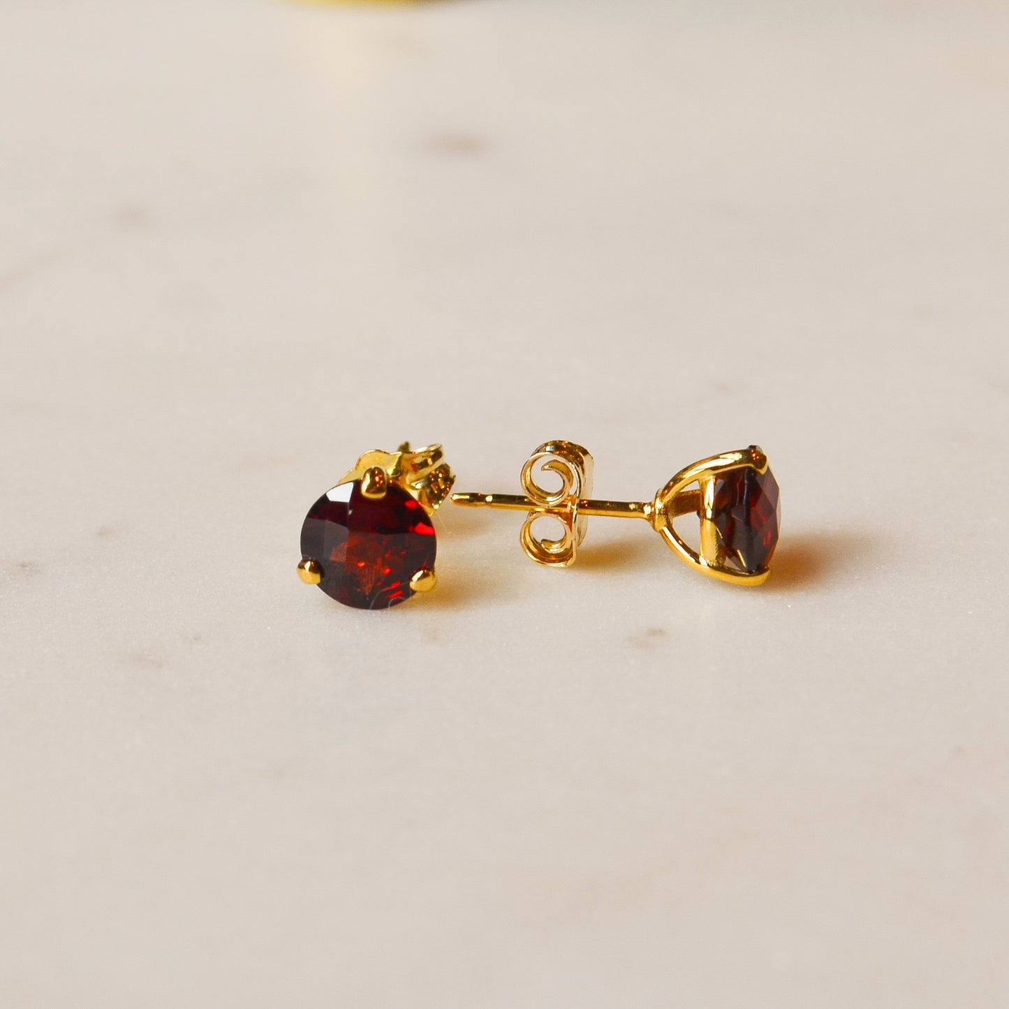 14kY 6mm Garnet Stud 01/814-01
