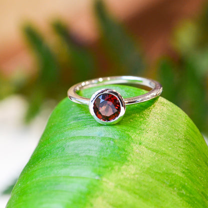 SS .99ct Garnet Ring LR52090SVJGN - 6.5