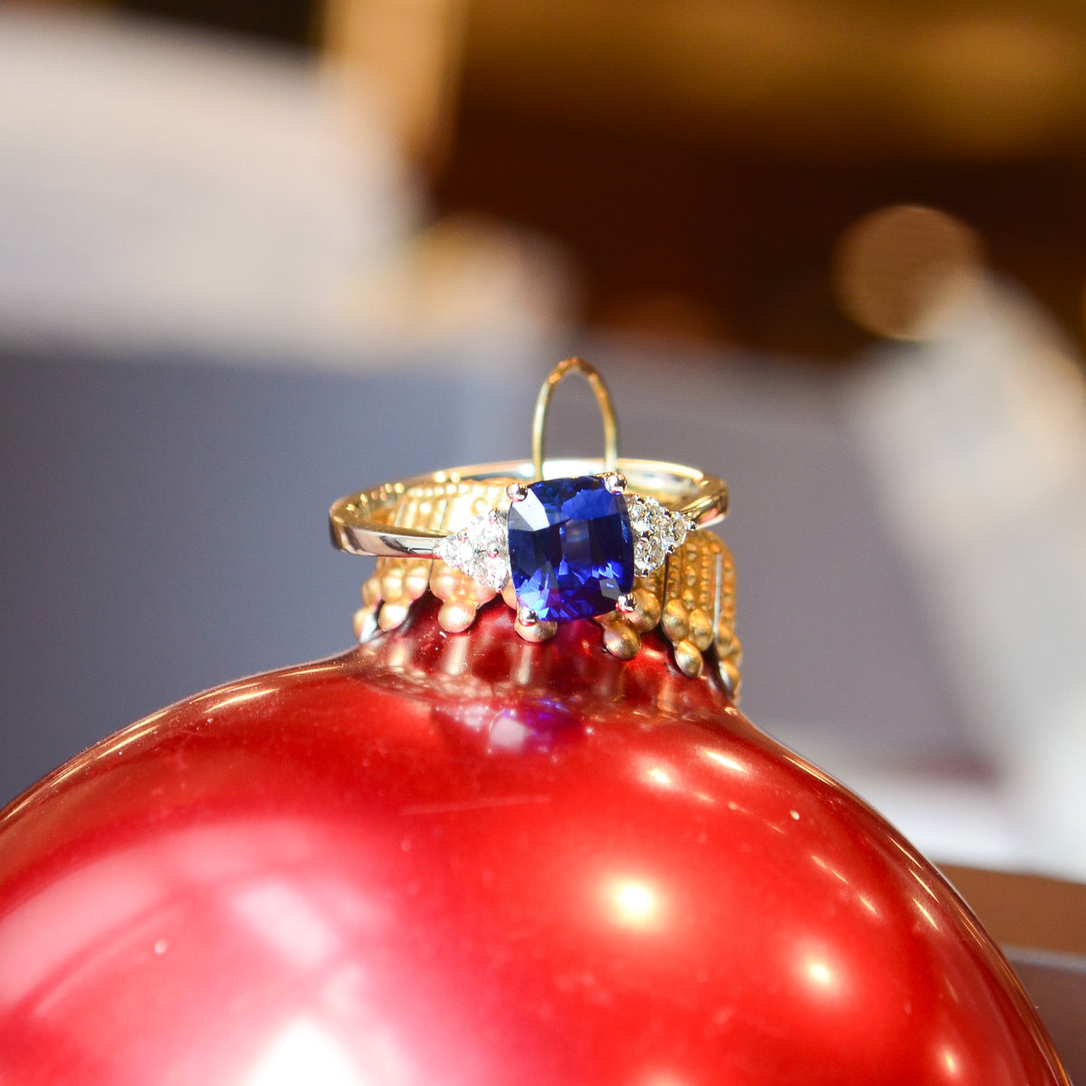18kW 1.78ct Sapphire .12cttw Diamond Ring
