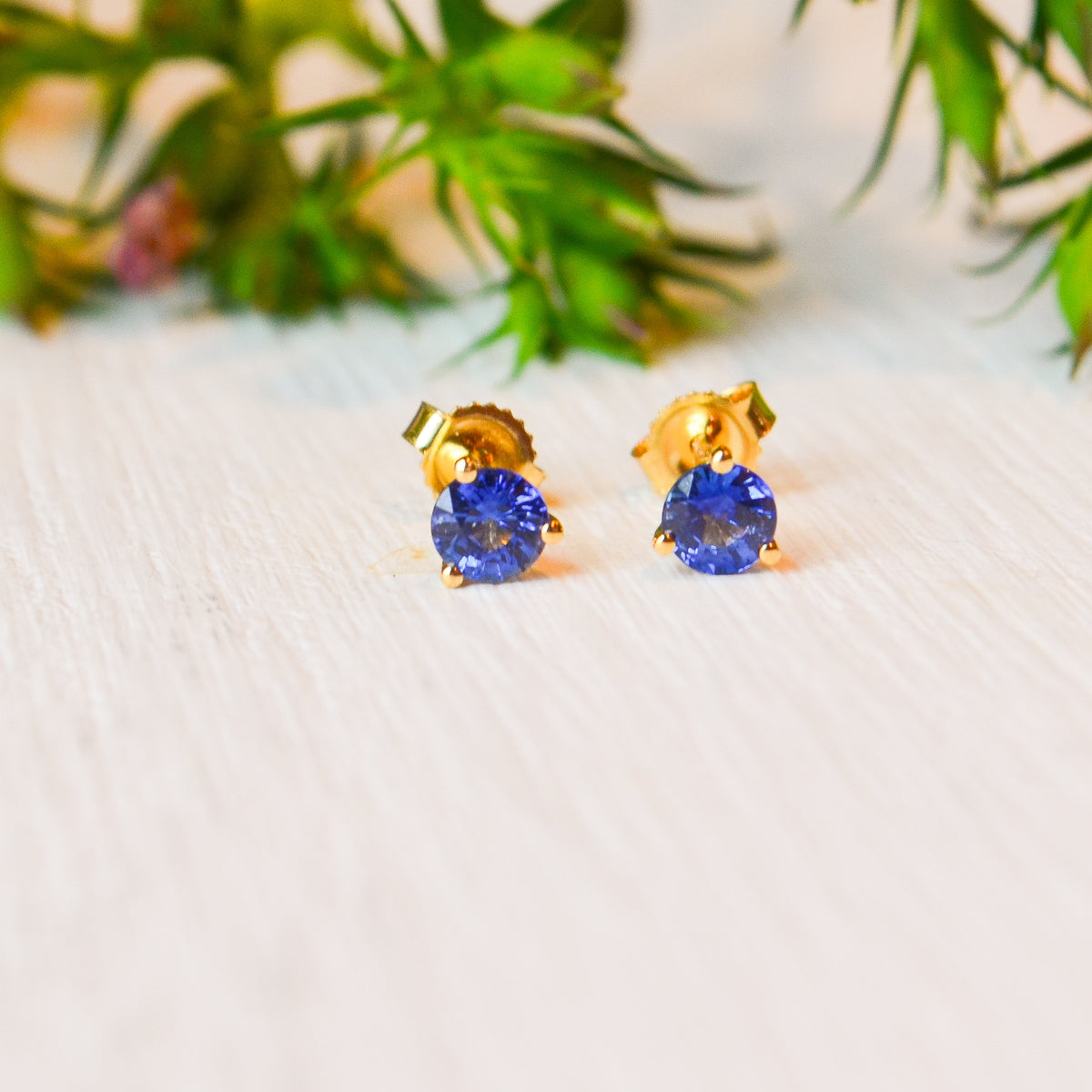 18kY .78cttw Sapphire Stud