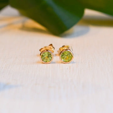 14kY 4mm Peridot Bezel Stud