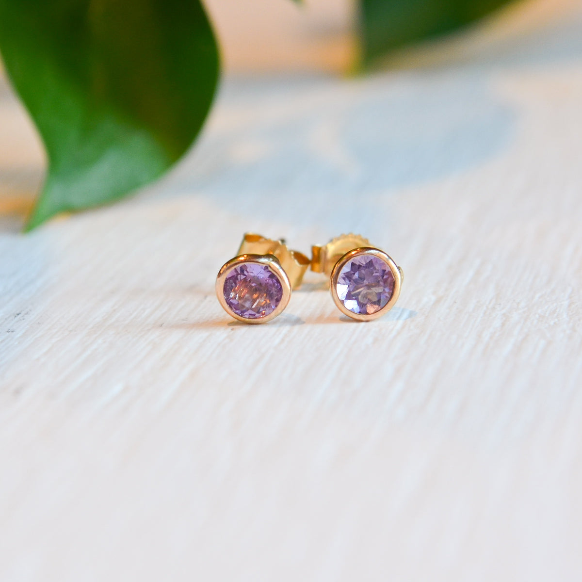 14kY 4mm Amethyst Bezel Stud
